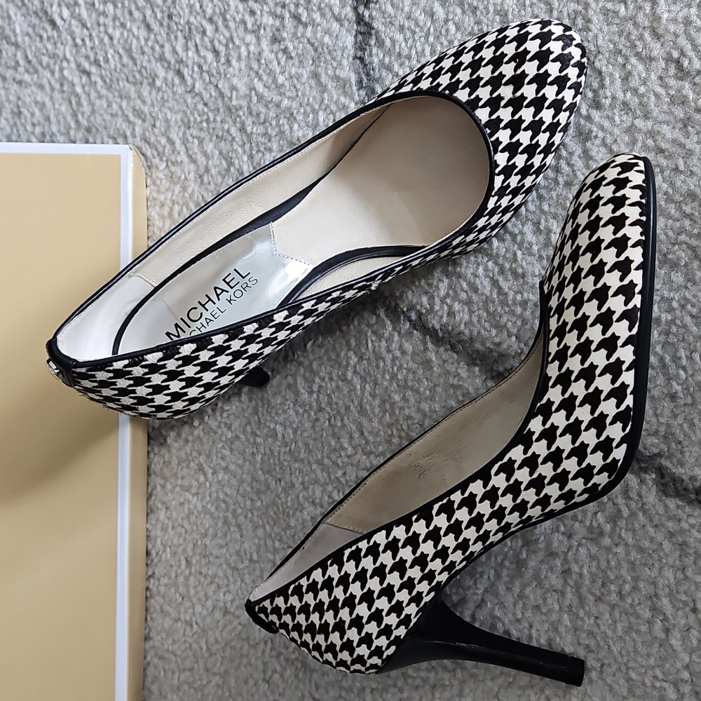 Michael Kors Dorothy Flex Black and White Calf Hair Houndstooth Pumps, Size 7